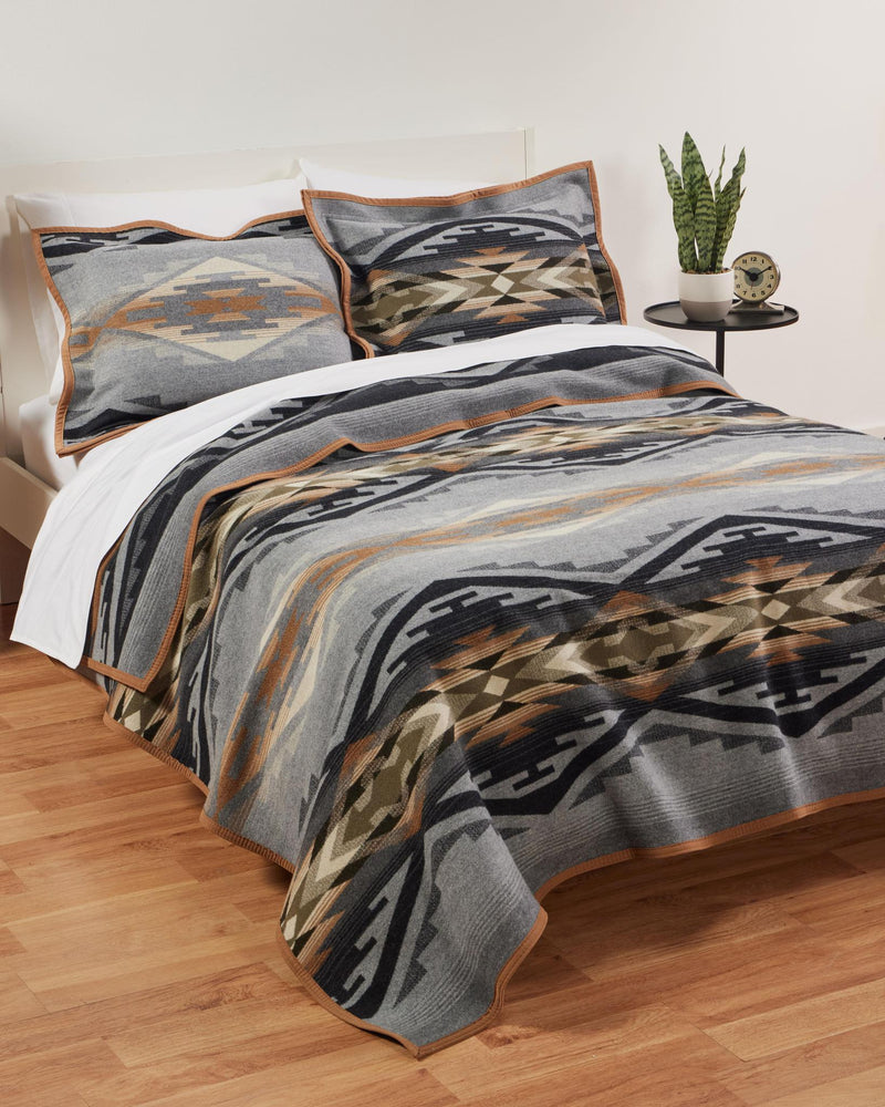 Load image into Gallery viewer, Pendleton Tumalo Ridge Robe Wool Blanket, Twin
